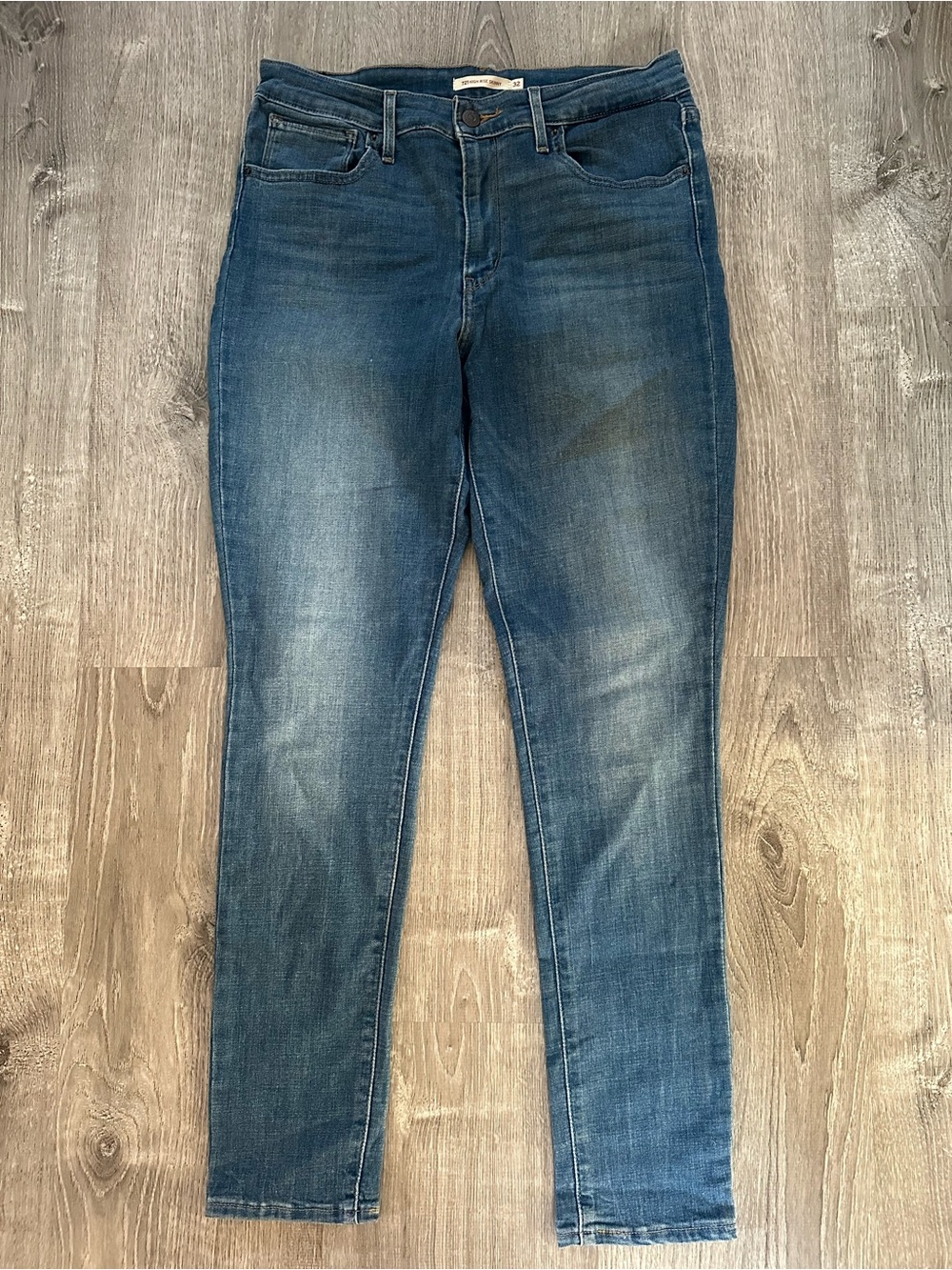 Classic Midwash Women’s Levi Skinny Jeans